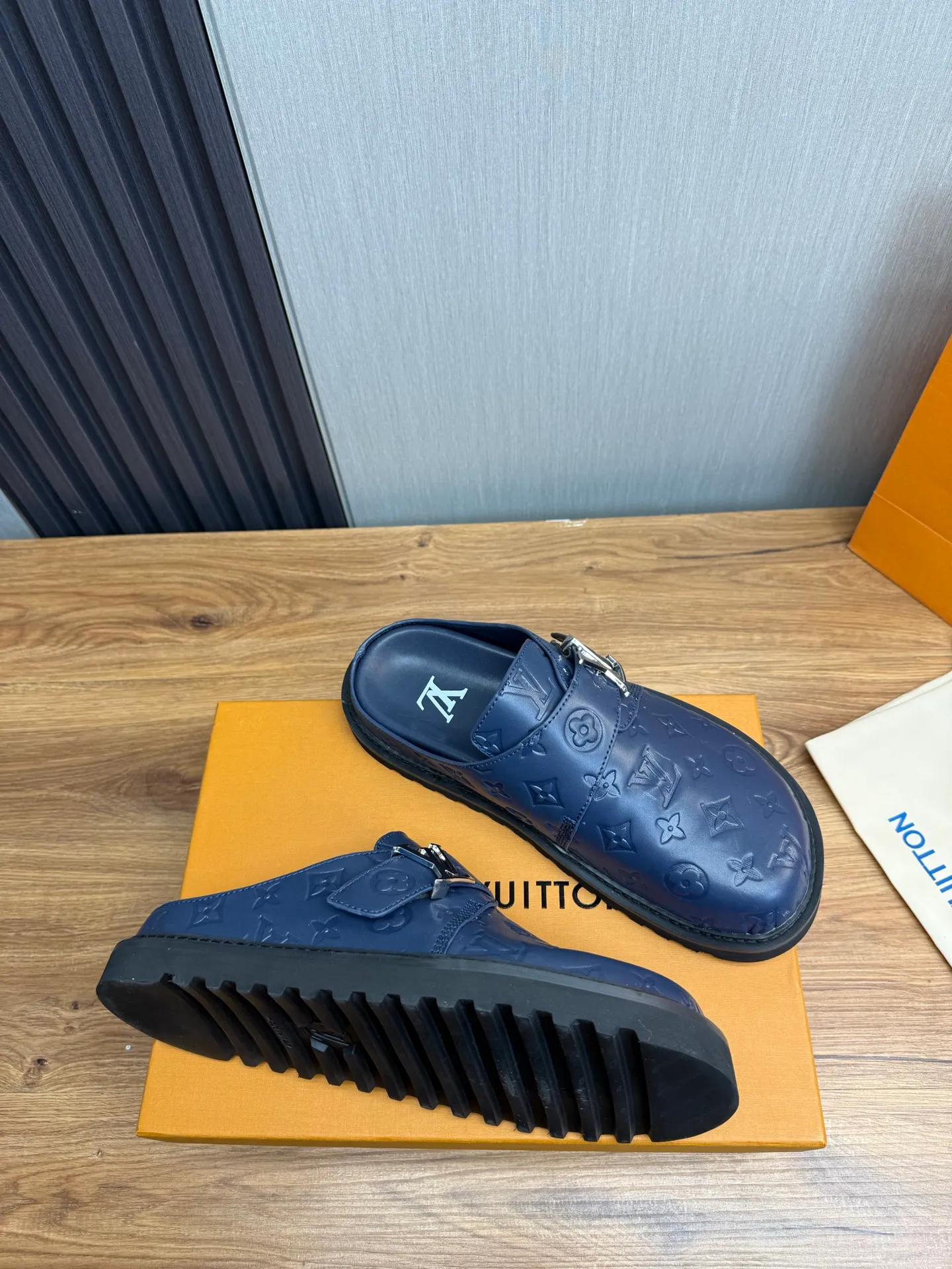 Men's men's shoes 460💰 Lv. Popular couple slippers hot sale🩷💚 🩴Official website one to one production 35-45 sizes 45 46 🉑️Customized!